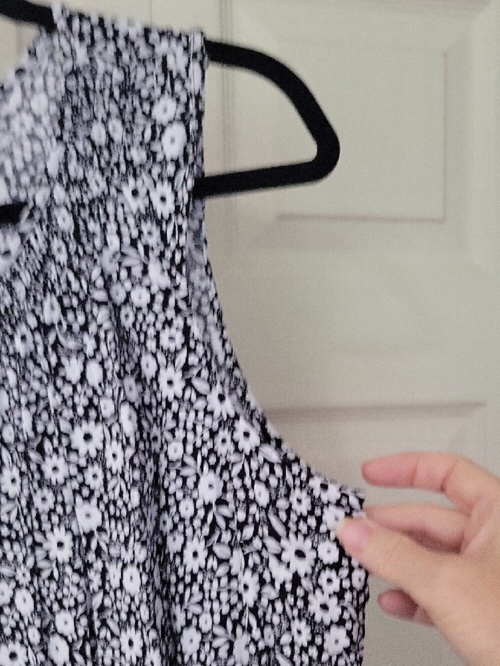 croft & barrow Black and White Floral Sleeveless Tank Blouse - Picture 5 of 5